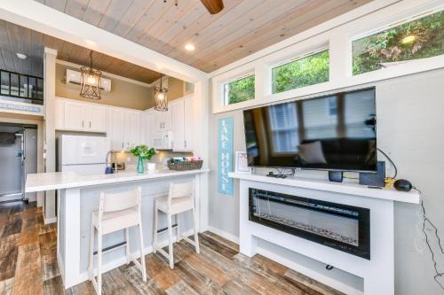 Lake Norman Getaway w/Pool Access + Kayaking!
