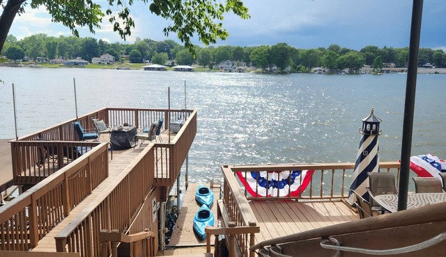 Lake Shafer Home: Fish, Swim, Kayak, BBQ, Sunsets, ten minutes to Indiana Beach