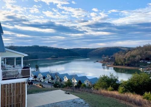 Lake View Cabin Sleeps 10 Pool Golf Marina Access
