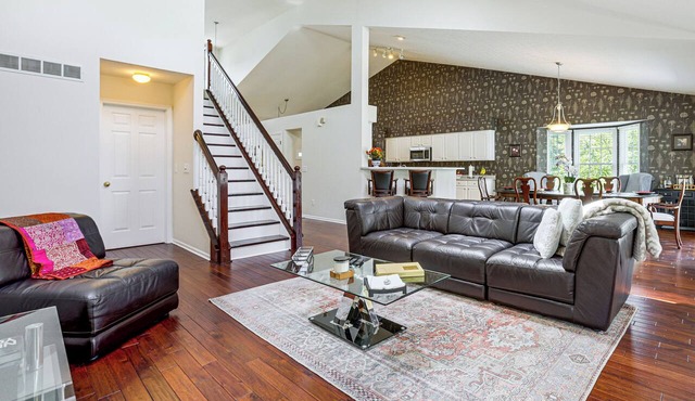 Lake Views & Work Spaces: Quiet Hilliard Home! in Hilliard