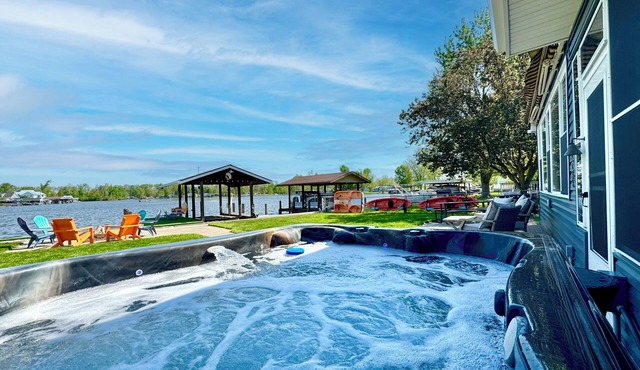 Lake + Waterfront + Dock + HotTub + Kayaks + Walking distance to Woody's