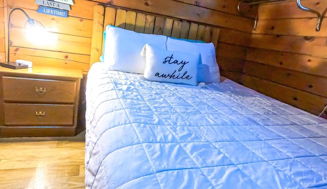 Lakebank Cabin - Log cabins sleep 7 - (1Q, 1F/1T, 2T) | full kitchen, living/dining, 1 bath.