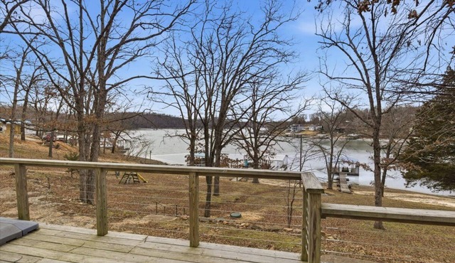 Lakefront 3BR Oasis Next to Ivy Bend Resort & Marina