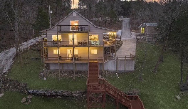 Lakefront Access with Tiki Bar, Hot Tub, Kayaks, and Stand Up Paddleboards