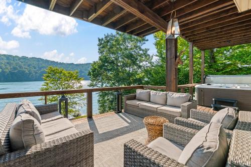 Lakefront Escape Sleep 12 Dock Hot Tub Pool Grill