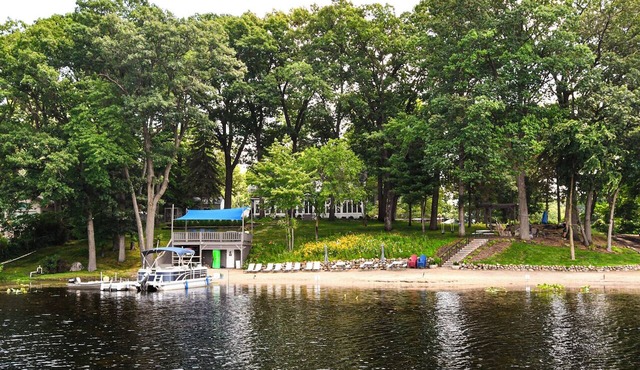 Lakefront Estate w/Beach & Boat Sleeps 30 Near IN Dunes National Park