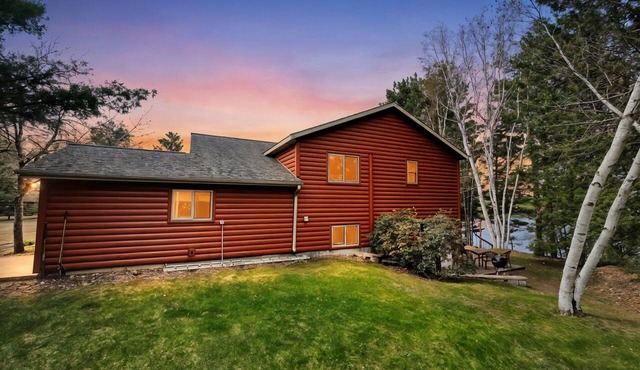 Lakefront Group Escape w/Extra Suite on Elk Lake in Phillips