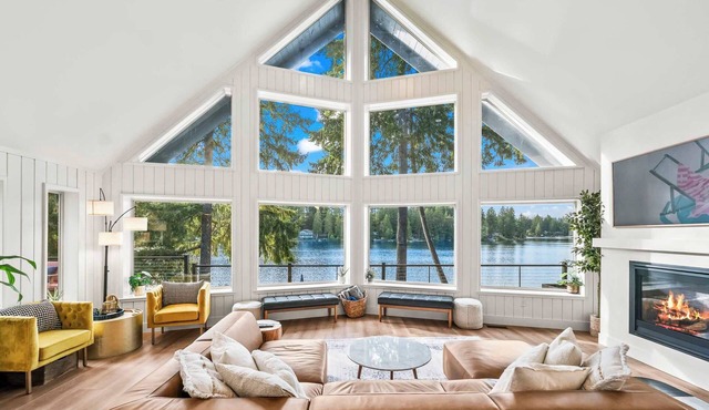 Lakefront Luxury Hot Tub + Dock Retreat in Grapeview