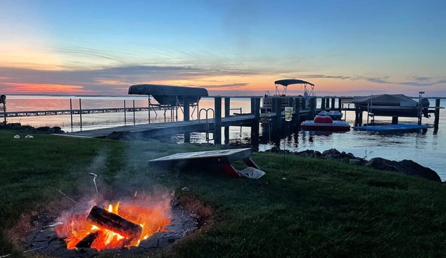 Lakefront! Private Dock! Water toys! Sleeps 14! in Winneconne