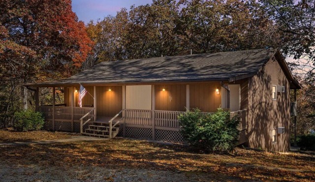 Lakefront Sleeps 28 Family Reunion Ready Pool, Game Room, Fire Pits