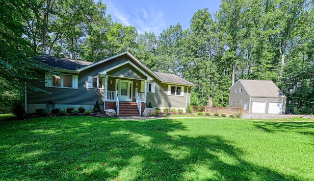Lakefront with deck, hot tub, game room, kayaks, & fireplace in Bumpass