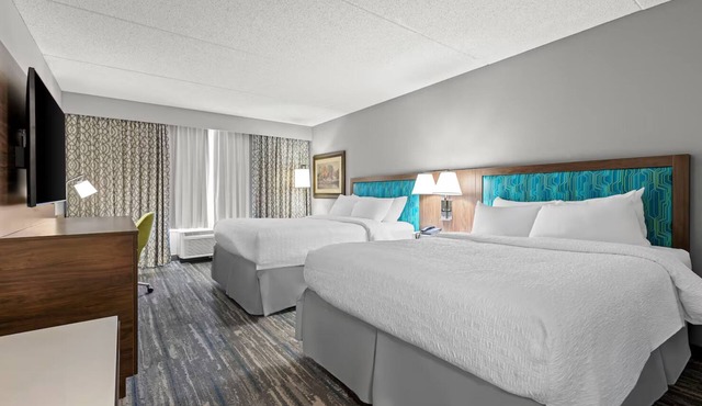 Lakeside Charm – 4 Comfortable Rooms w/Free Breakfast + Outdoor Activities