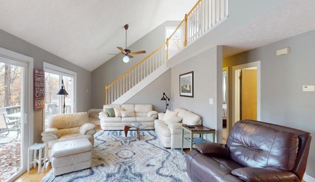 Lakeside Park - Spacious pet friendly house w/hot tub, kayaks, air hockey, deck & patio