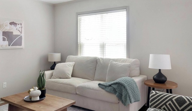 Landing | Beautiful 2BD, Tennis Court, Clubhouse