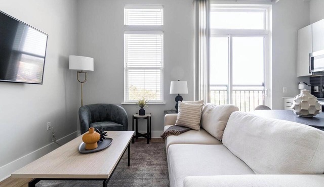 Landing | Chic Studio, Pool, Gym in Durham
