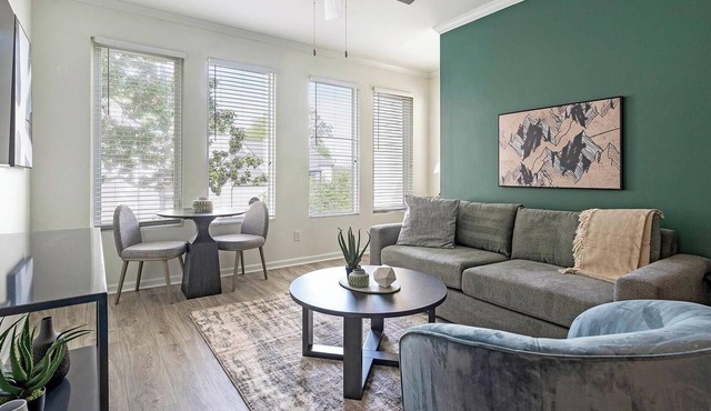 Landing | Stunning 1BD, Gym, Pool