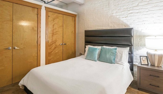 Landing | Stunning 2BD, Pool, Gym