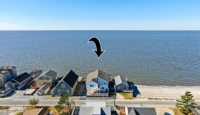 Large Bayfront Home, Sleeps 15 – 2 Full Floors, Perfect for Multiple Families in Middle Township