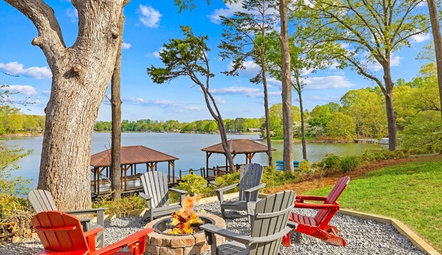 Large Dock, Game Room, Theater, 2 King Suites