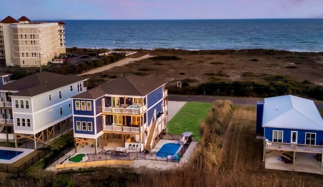 Large Family Stay: Views + Walk to Beach!