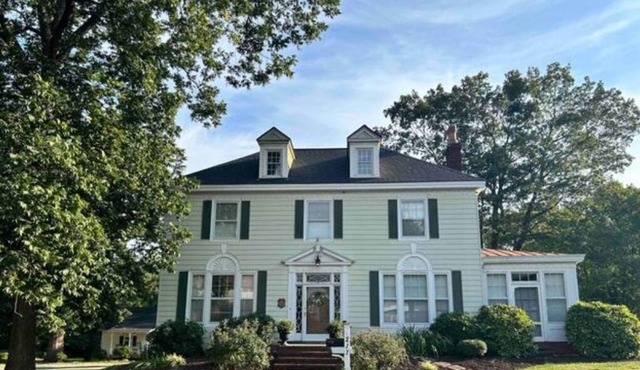 Large Historic 4 BR Home with 2 Acres & Pool in Reidsville