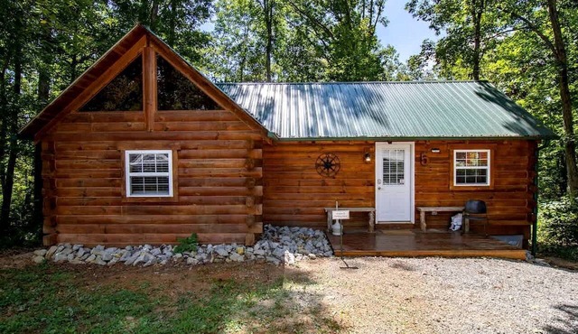 Large Log Cabin with Private Deck near Cumberland Lake, Perfect for a Relaxing Weekend in Nature