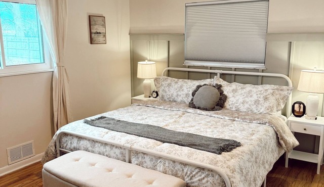Large Ranch House Private Sleeps 12 Big Living Room and Back Yard Close Downtown