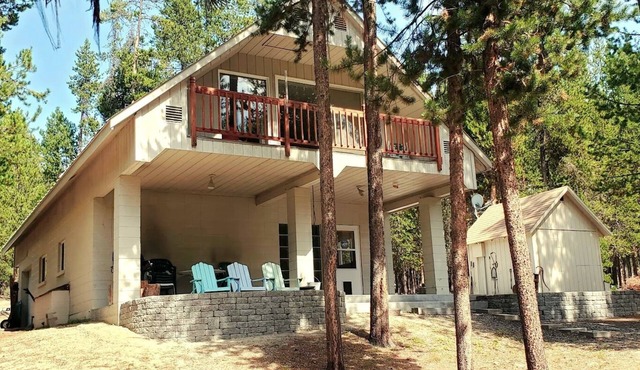 Large Waterfront Cabin on Crescent Creek near Crater, Crescent, and Odell Lake. in Crescent