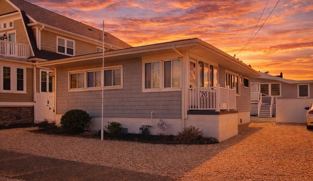 Lavallette BEACH BLOCK, Wifi, C- AC, sleeps 9, 2 Baths, 9 Houses to Beach! in Lavallette