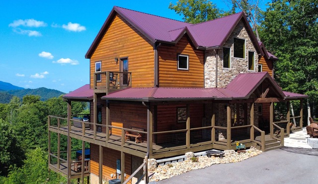 Lazy Bear Lodge | Luxurious, Hot Tub, Theater Room & Expansive Decks