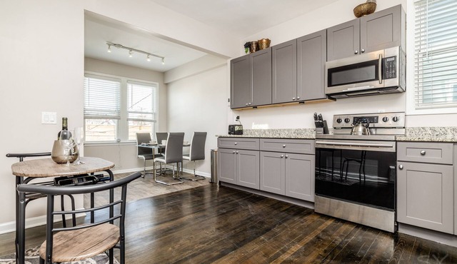 Light and bright 3BD duplex in Avondale, Chicago