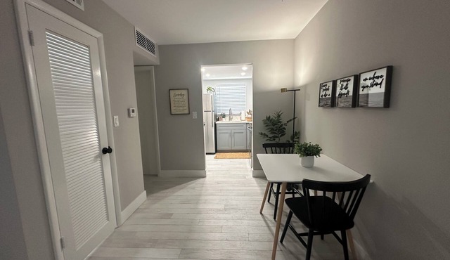 Like New - Studio Apartment with Separate Kitchen, Wifi & DirectTV in Deerfield Beach
