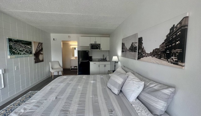 Lindell - Updated Downtown Studio - One Block From Main Street - King Bed! in Cedar Falls
