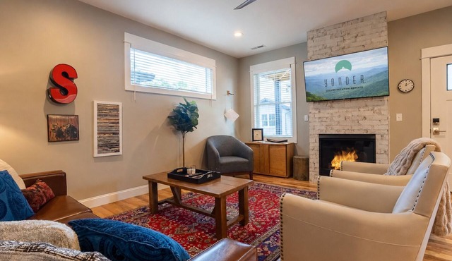 Little Sadie | Pet Friendly Luxury 4-Bedroom Asheville Villa with Hot Tub
