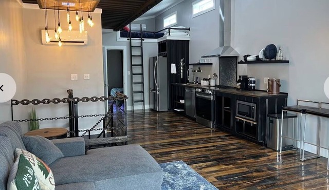 Lockridge Park - Loft unit that sleeps 6 with full kitchen, bathroom, hot tub and washer and dryer.