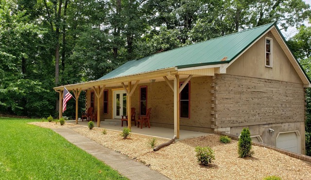 Log Home Newly Renovated 3 Bedroom, Sleeps 8, Near Lee’s Ford Marina
