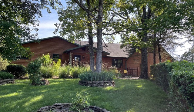 Log Ranch on 240ft bluff overlooking Table Rock Lake