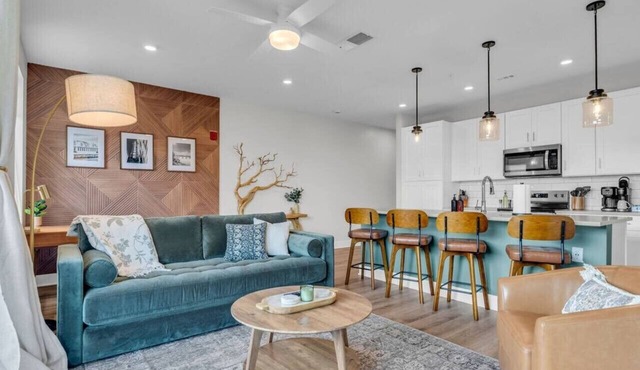 Lone Tree Lux | Queen Bed | Free Parking + Balcony