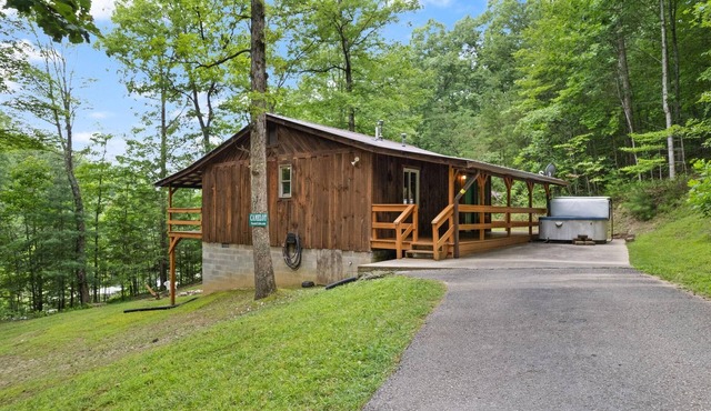 Lovely, Quaint, Hot Tub Cabin, fiber optic Wi-Fi, on pond with fabulous view!
