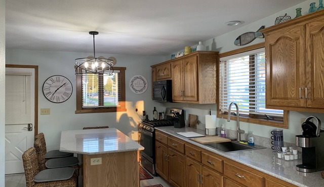 Lovely Riverfront views of river. Walking distance to beach. 🚴👙🐠 in Two Rivers