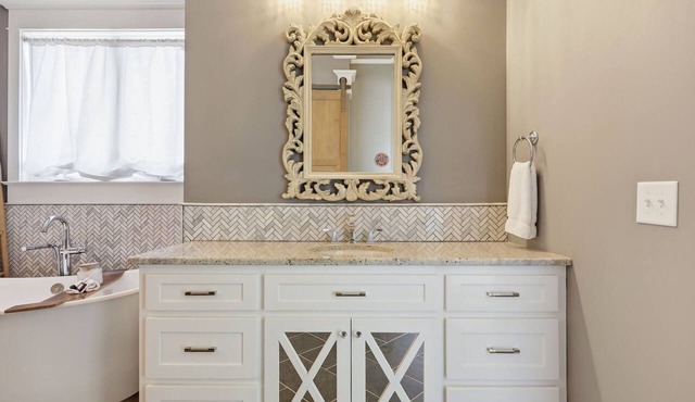 Luart Manor - Pool Retreat - Near Campbell & Fort Bragg