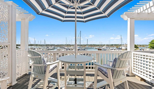 Lucy's Gift: Spacious balcony overlooking the intercoastal waterway