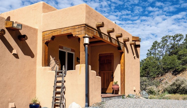 Luxe Adobe - 2-BR, 2-Bath townhouse, double-living rooms, cook's kitchen, cedar deck, garden in Valdez