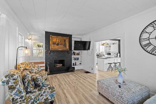 Luxe Retreat Home @ Griffith Ave – Prime Location ➠ 524W