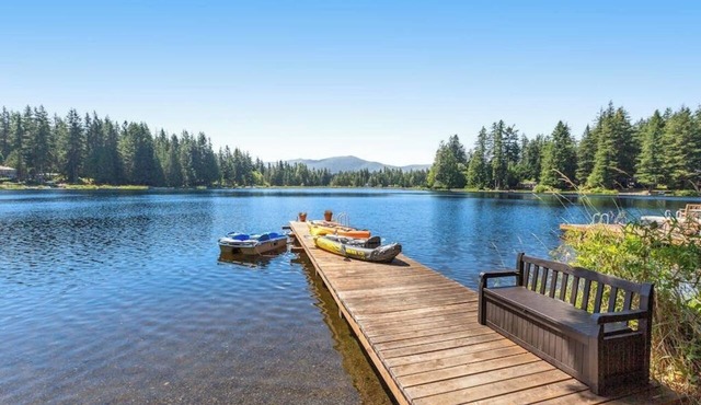 Luxe Studio Lakefront | Dock | Deck | Firepit in Fall City