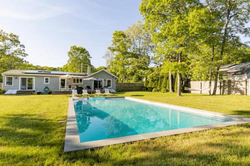 Luxurious Hamptons House with Heated Pool & Grill in Hampton Bays