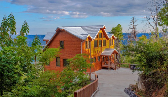 Luxury 6BR Cabin, Indoor Heated Pool, Theater Room, Mt. LeConte Views, Sleeps 18