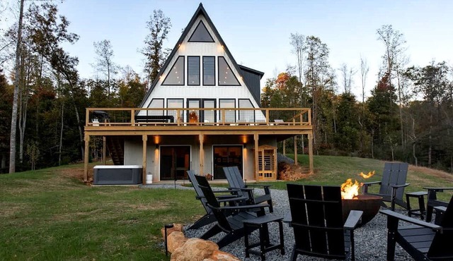 Luxury A-Frame with Hot Tub & Sauna near Wineries in Nelson County, Virginia