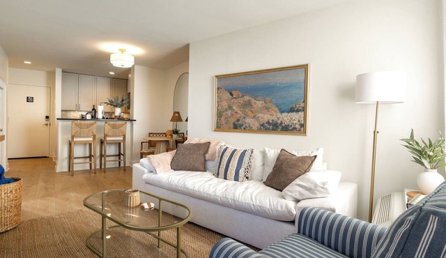Luxury Annapolis condo, fully remodeled, rooftop pool & marina, free parking, 0.3 mi to downtown. Perfect for Navy games, Academy visits, or a waterfront getaway.