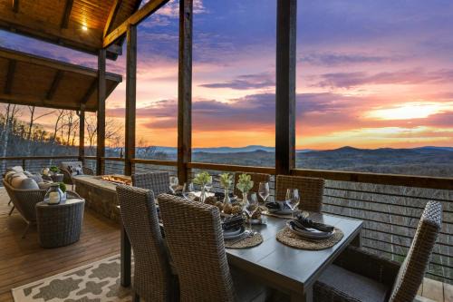 Luxury Cabin Mountain Views Pool Table Hot Tub